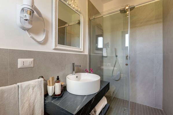 Een douche, een haardroger, handdoeken