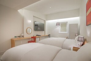 A hotel room with a large bed, a desk with a chair, a television, and a window with blinds. - Blo By Blo Hotel (Daegu)