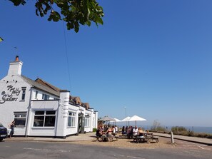 Outdoor dining - 5 Sea View Walk - comfortable family home right on the beach, free parking, pets (Pakefield)
