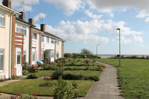 Property grounds - 5 Sea View Walk - comfortable family home right on the beach, free parking, pets (Pakefield)