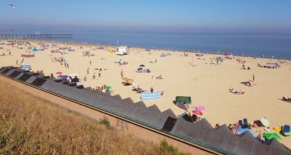 5 Sea View Walk - comfortable family home right on the beach, free parking, pets