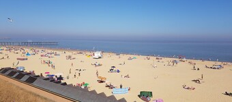 5 Sea View Walk - comfortable family home right on the beach, free parking, pets