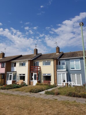 Exterior - 5 Sea View Walk - comfortable family home right on the beach, free parking, pets (Pakefield)