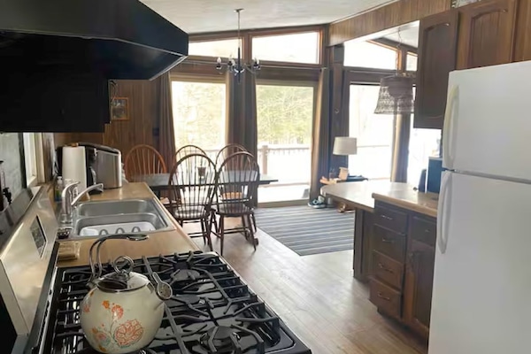 Een microgolfoven, een oven, een kookplaat