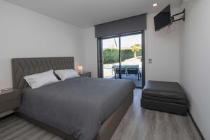 4 bedrooms, iron/ironing board, free WiFi, bed sheets