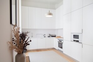 Kjøleskap, mikrobølgeovn, ovn og oppvaskmaskin