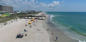 Una playa cerca, sillas reclinables de playa