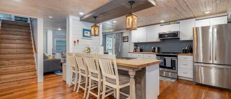 冷蔵庫、電子レンジ、オーブン、コンロ