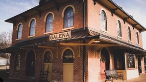 Un bâtiment en briques avec une enseigne indiquant « GALENA » et une véranda couverte.