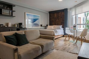 Televisie, streamingdiensten, een stereo en een kantoor