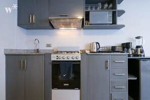 Frigorifero, microonde, forno, piano cottura