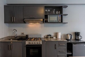 Een koelkast, een microgolfoven, een oven, een kookplaat