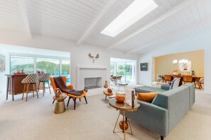 TV, fireplace, video games, DVD player - Mid-century Alexander home in Vista Las Palmas w/pool & mountain views (Palm Springs)