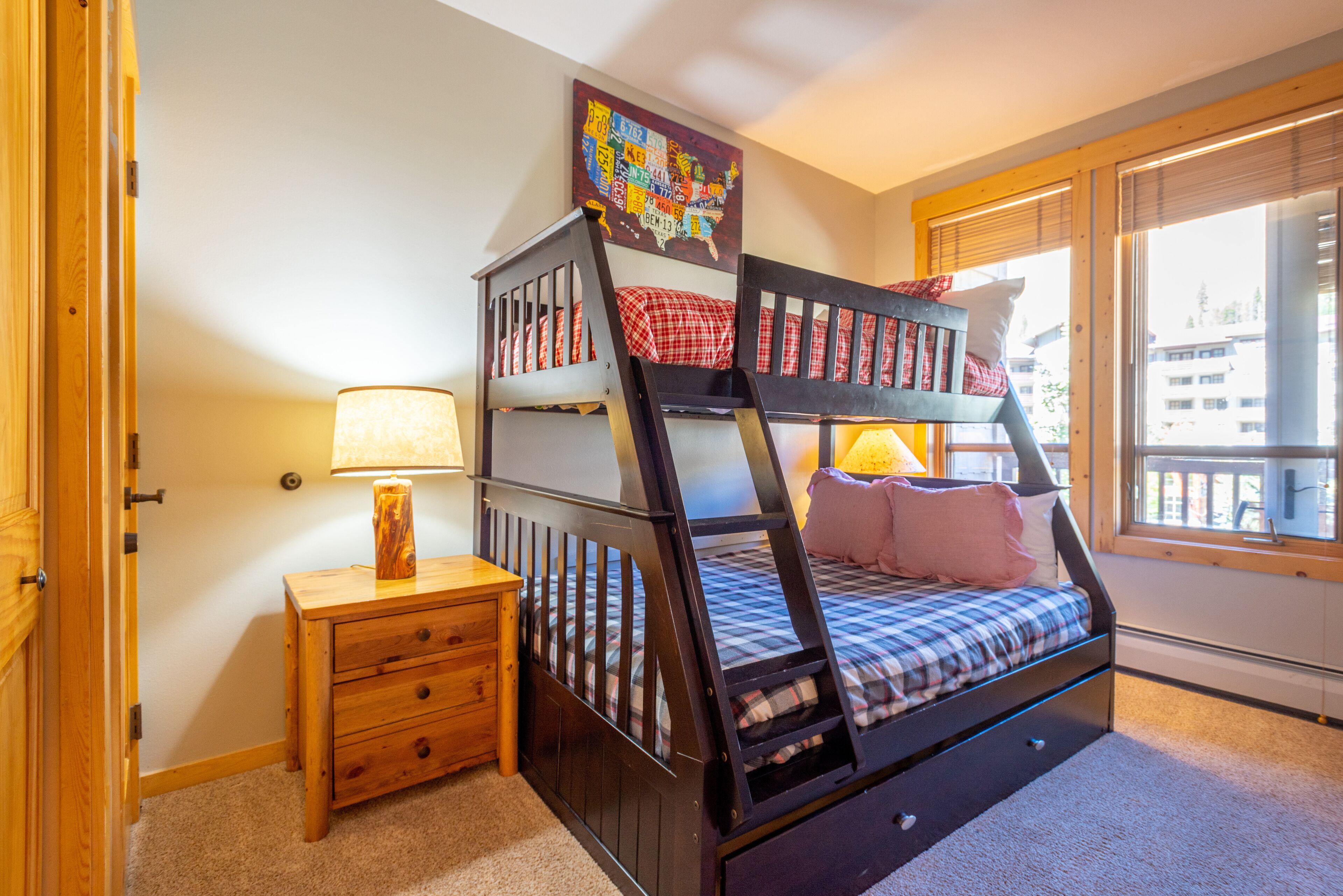 Beautiful condo in the heart of Copper's Center Village. Free WiFi, Parking.