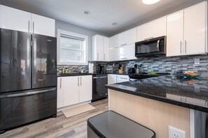 Een koelkast, een magnetron, een oven, een kookplaat