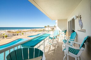 Una piscina al aire libre, una piscina climatizada