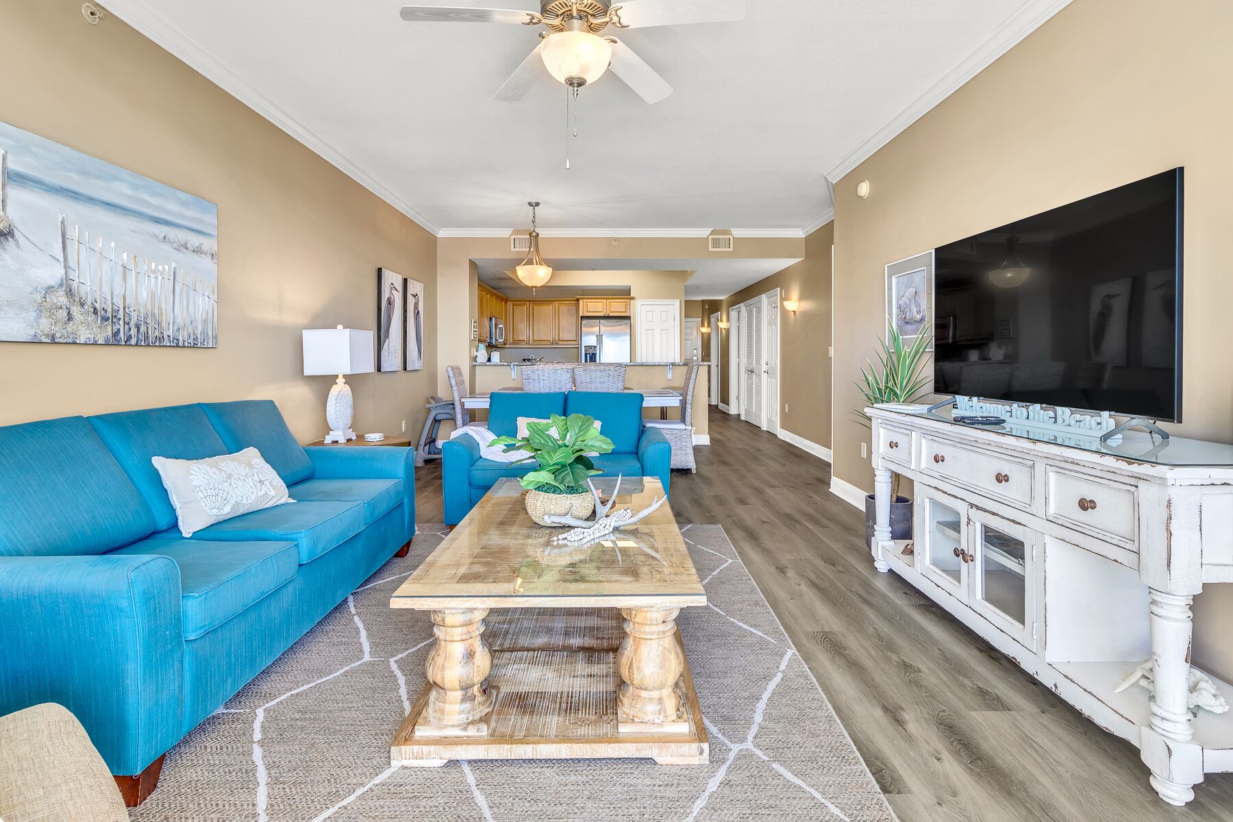 Smart-TV, DVD-spiller og bøker