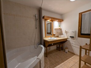 Douche, séchoir à cheveux, serviettes fournies