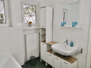 Baignoire, séchoir à cheveux, serviettes fournies