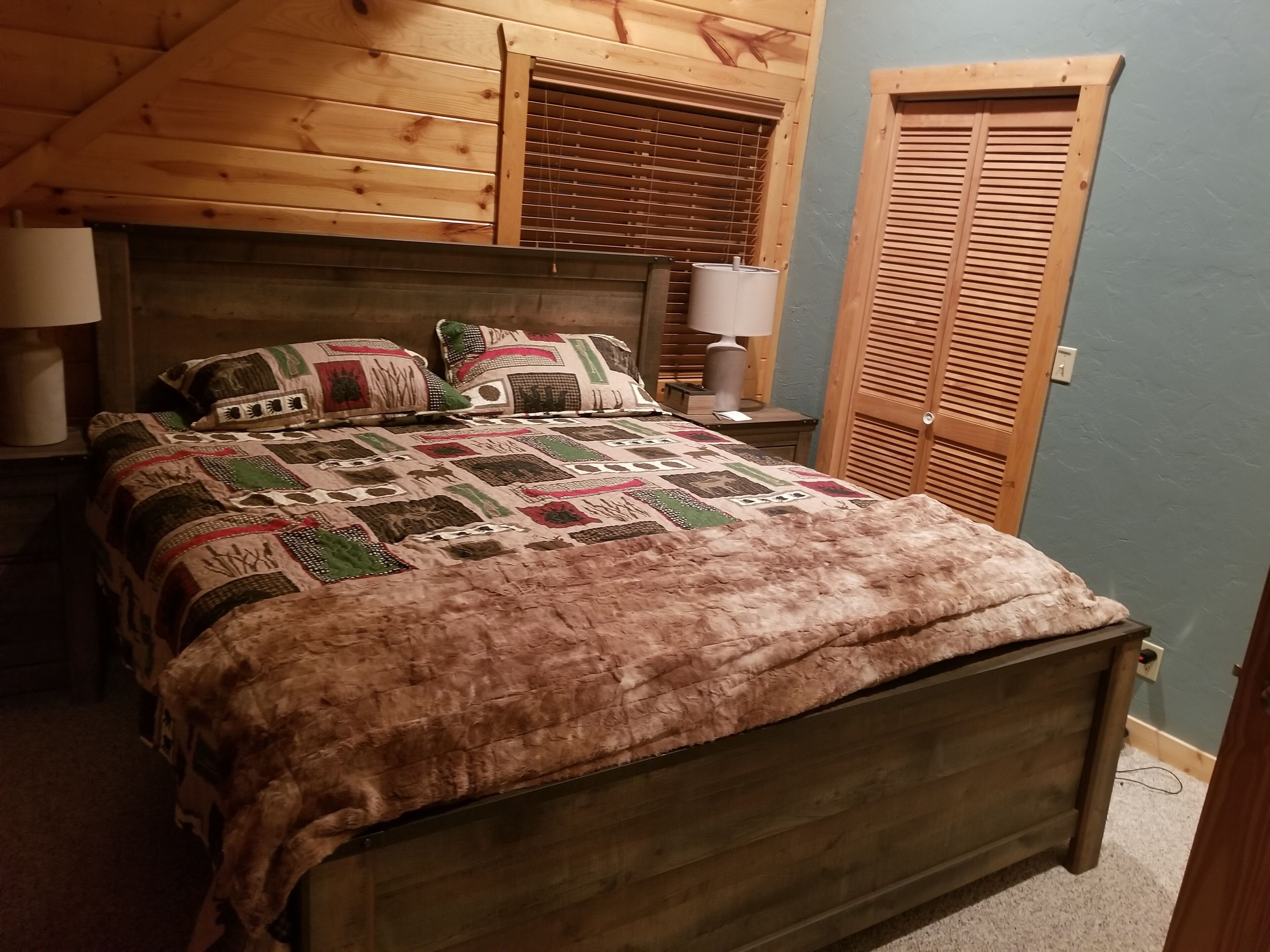 3 bed/2 bath, Pet friendly Log Lakehouse on 5 acres.