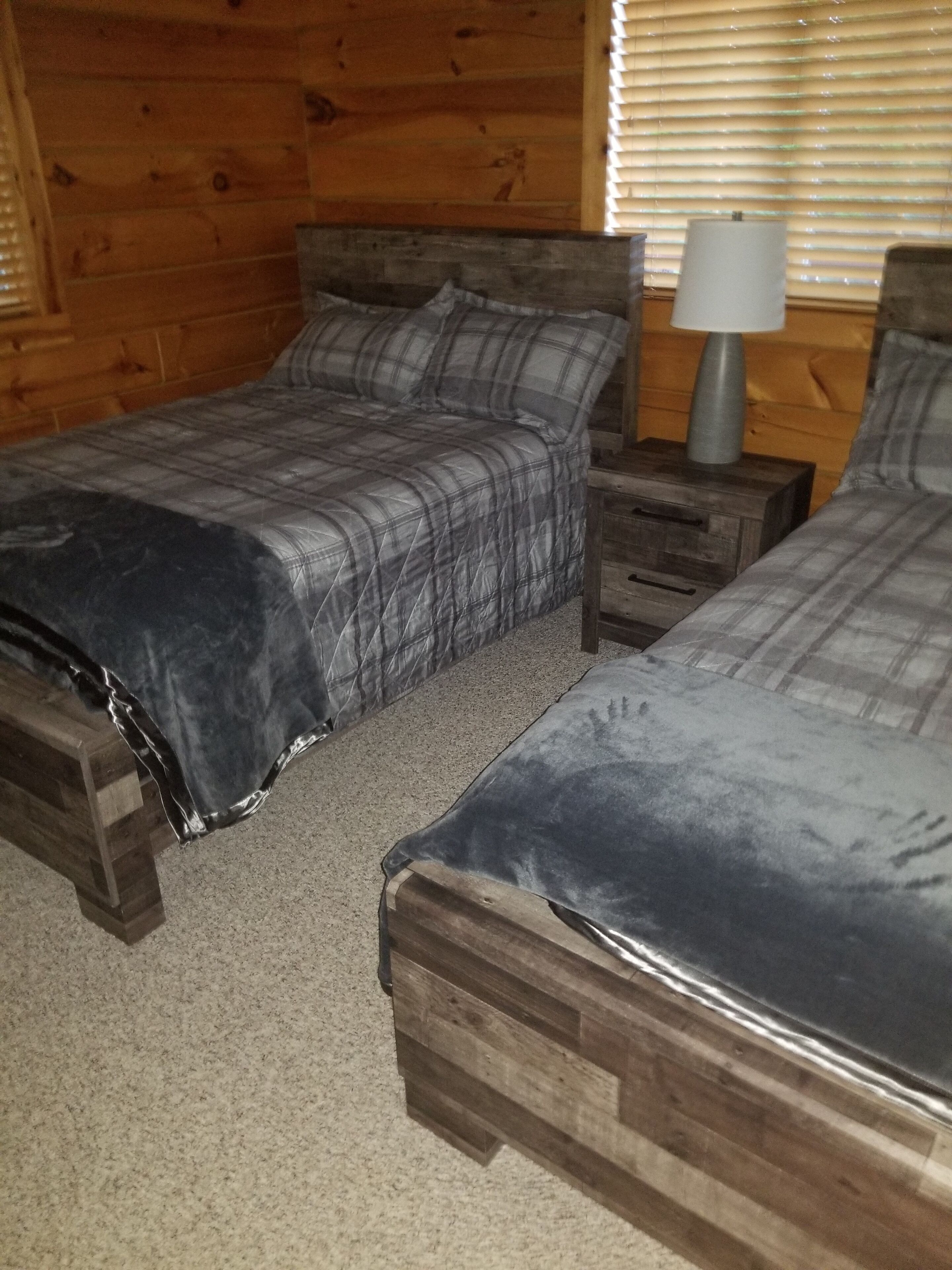 3 bed/2 bath, Pet friendly Log Lakehouse on 5 acres.