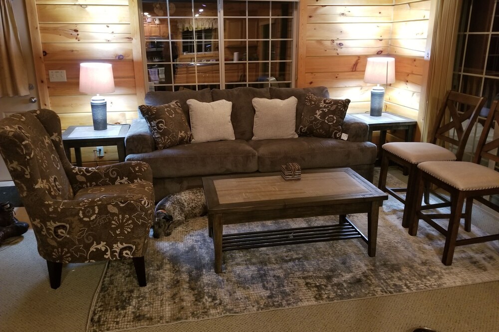 3 bed/2 bath, Pet friendly Log Lakehouse on 5 acres.
