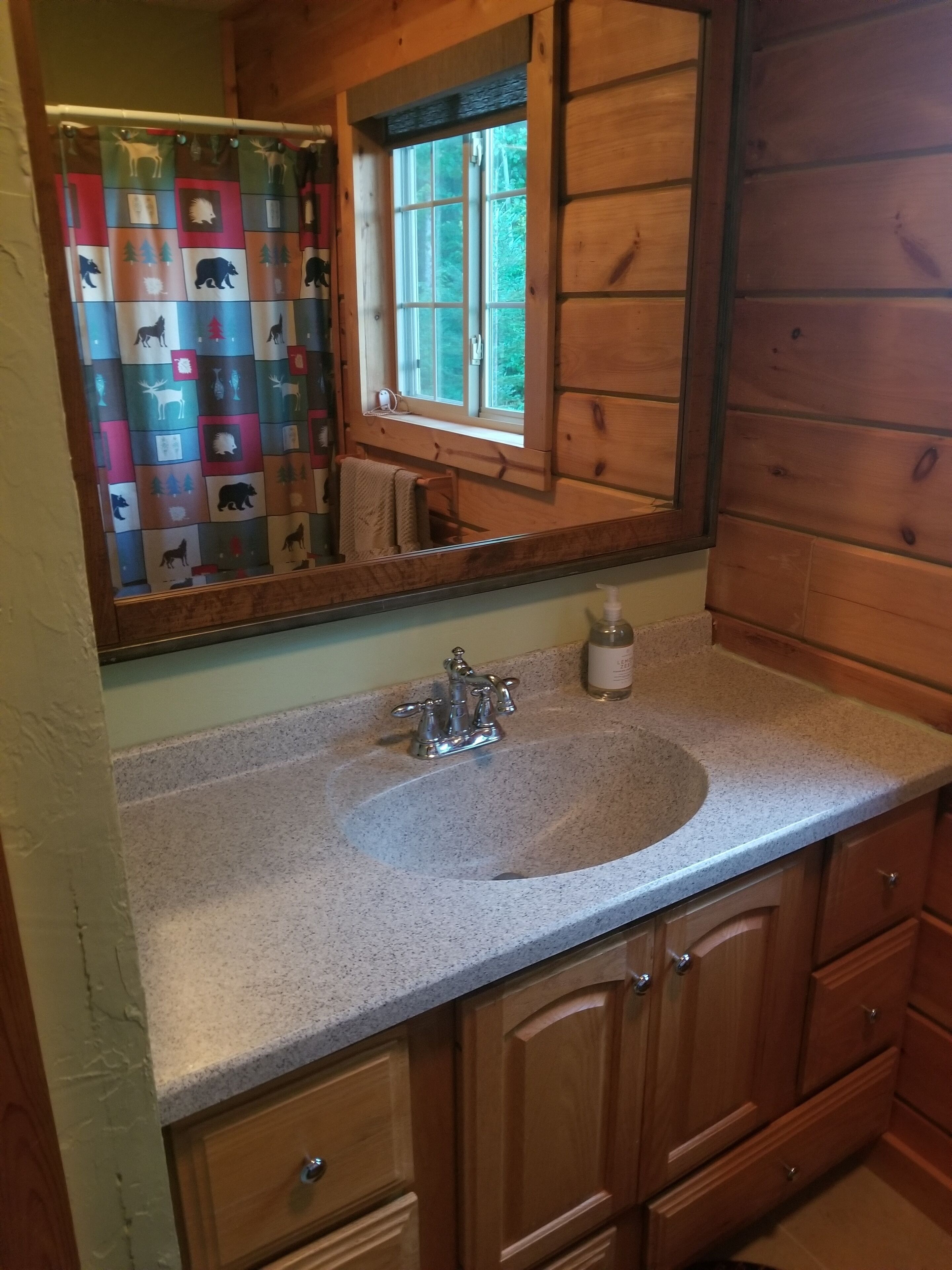 3 bed/2 bath, Pet friendly Log Lakehouse on 5 acres.