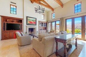 TV, fireplace, DVD player - Spectacular villa w/ panoramic views, a private pool, spa, & fitness room (Rancho Mirage)