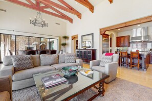 TV, fireplace, DVD player - Spectacular villa w/ panoramic views, a private pool, spa, & fitness room (Rancho Mirage)