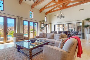 TV, fireplace, DVD player - Spectacular villa w/ panoramic views, a private pool, spa, & fitness room (Rancho Mirage)