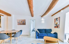 Smart TV, books - Beautiful apartment in the Remparts, 50m from the sea (Antibes)