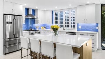 冰箱、微波炉、烤箱、炉灶