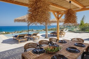 Outdoor dining - Villa Zelda - Private Infinity Pool & Superb Seaview, 500m from Beach (Rethymno)