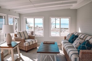 Smart TV, fireplace - Waterfront Paradise on the Eastern Shore of Chesapeake Bay (Rock Hall)
