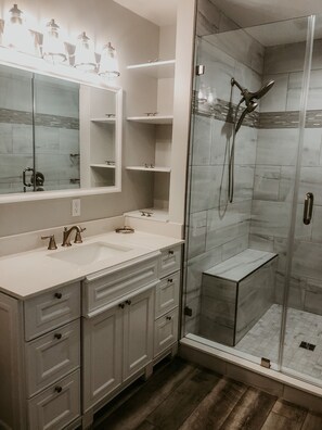 Combined shower/bathtub, towels, toilet paper - Waterfront Paradise on the Eastern Shore of Chesapeake Bay (Rock Hall)