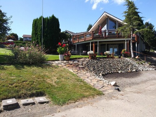Bay and Mountain view Getaway