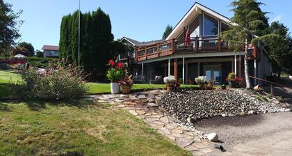 Bay and Mountain view Getaway