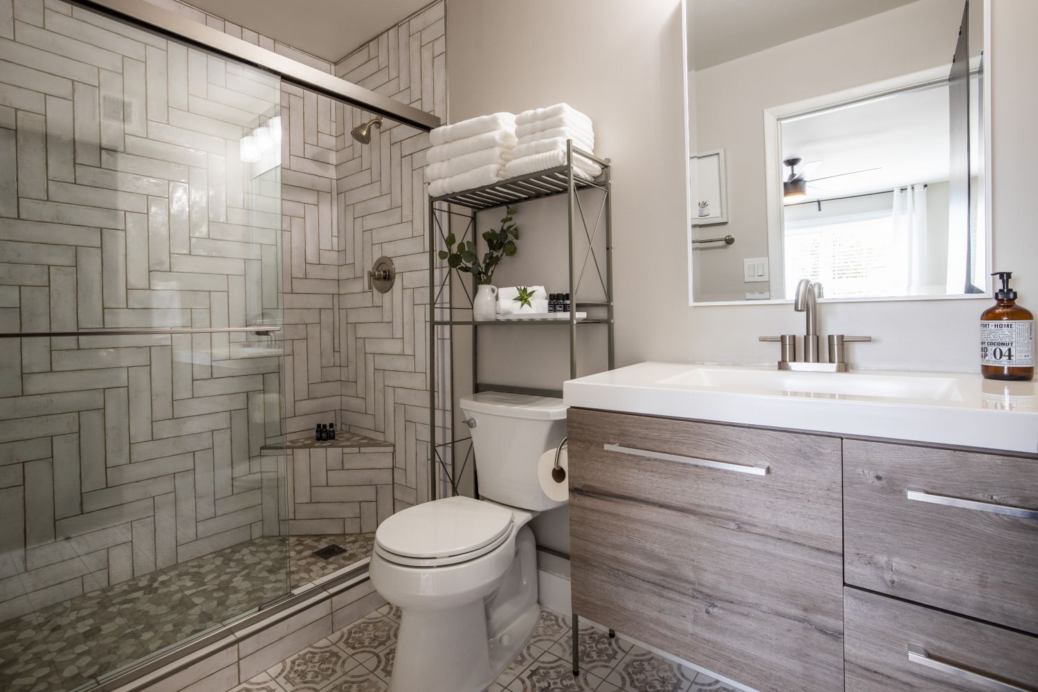 Combined shower/bathtub, hair dryer, towels