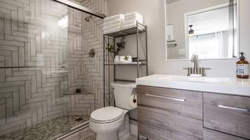 Combined shower/bathtub, hair dryer, towels