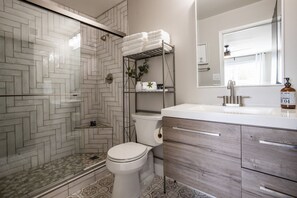 Combined shower/bathtub, hair dryer, towels - 4BR Townhome | Pool | Old Town Scottsdale (Scottsdale)