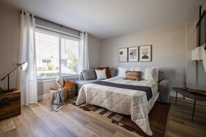 4 chambres, fer et planche à repasser, lit de bébé portatif