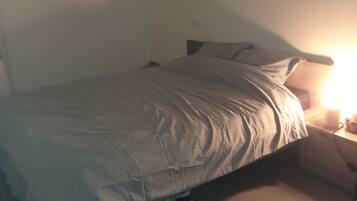 1 slaapkamer, een strijkplank/strijkijzer, wifi, beddengoed