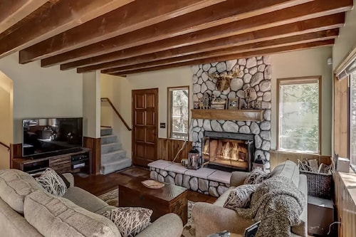 Lake Home in the Pines with a Dodger history