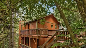 A wooden cabin with a balcony and stairs, surrounded by trees. - Lake Home in the Pines with a Dodger history (Lake Arrowhead)