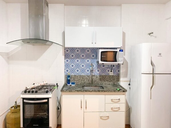 Geladeira, micro-ondas, fogão, cooktop
