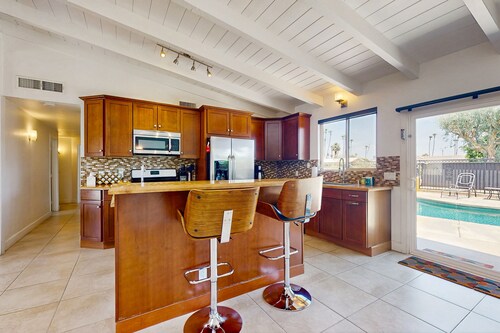 Contemporary house with pool, spa, firepit, gas grill, W/D, & central AC