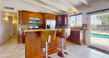 Contemporary house with pool, spa, firepit, gas grill, W/D, & central AC