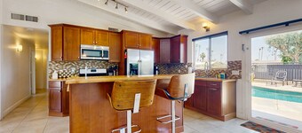 Contemporary house with pool, spa, firepit, gas grill, W/D, & central AC