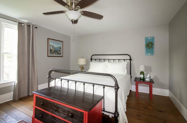 6 bedrooms, iron/ironing board, free WiFi, bed sheets