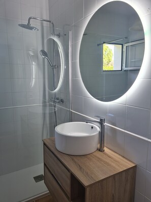 Badewanne, Haartrockner, Bidet, Handtücher